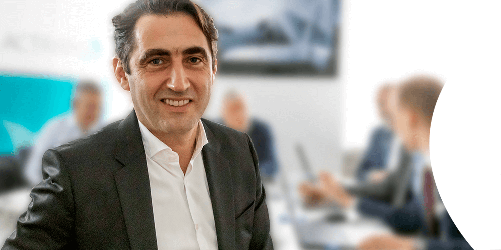 Dr. Mike Körner mit dem beratenden Actrans-Team im Hintergrund